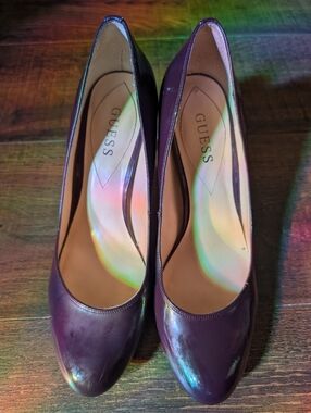 GUESS Purple Patent Leather Round-Toe Pumps